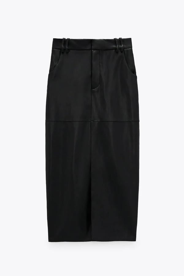 Esta falda de tubo efecto piel en color negro cuenta con detalle de trabillas en la cintura, bolsillos laterales y abertura frontal. Con cierre delantera, es de Zara y tiene un precio de 29,95 euros.
