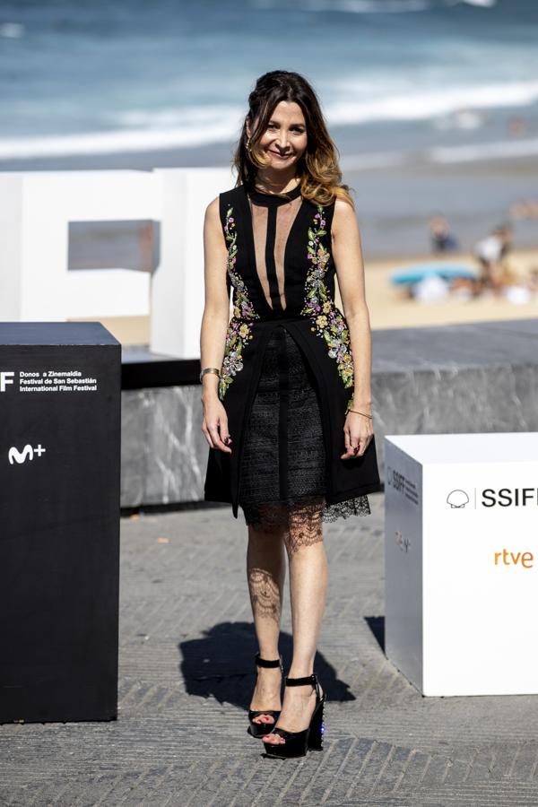 La directora Danielle Arbid con un vestido negro con flores y encaje.