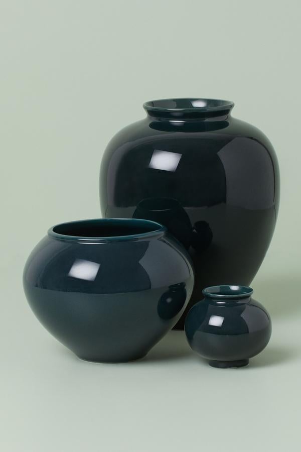 En color petróleo (también disponible en color crema), este jarrón alto grande en cerámica vidriada tiene un diámetro máximo de 22,3 centímetros y una altura de 28. Tiene un precio de 24,99 euros.