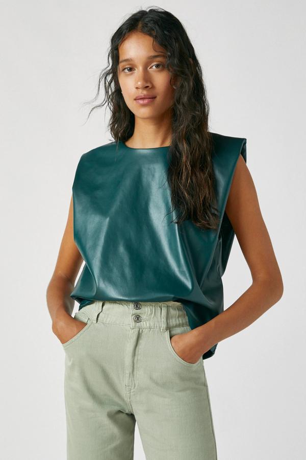 En color verde, este top de efecto piel de manga sisa cuenta con detalle de hombreras y cuello redondo. Es de Pull & Bear y tiene un precio de 17,99 euros.