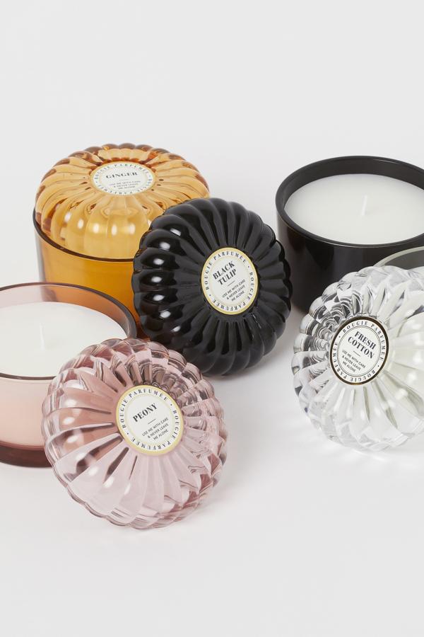 Disponible en varios colores, esta vela aromática en recipiente de vidrio con tapa a juego y con diseño de relieves tiene una duración de 18 horas. Con un diámetro aproximado de 9 centímetros, tiene un precio de 7,99 euros.