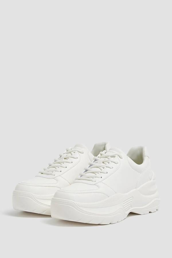 Esta deportiva blanca con una suela con altura de 6,5 centímetros tiene un precio rebajado de 25,99 euros.