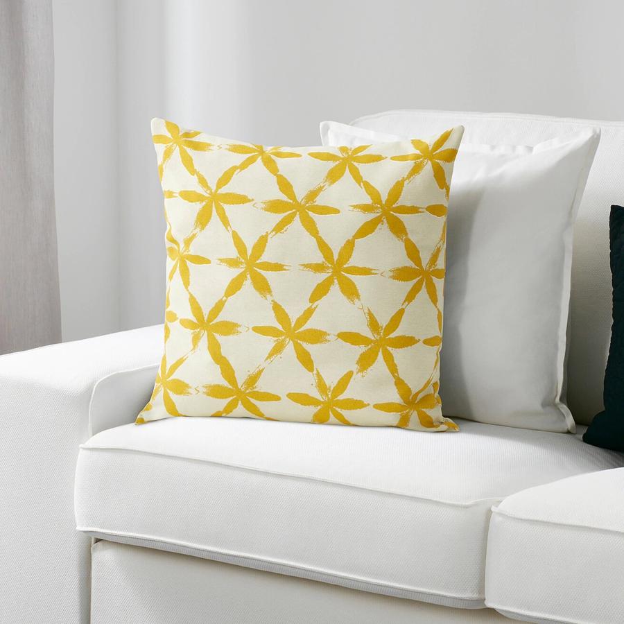 En color crudo con estampado de flores en amarillo, este cojín de 40x40 centímetros tiene un precio de 3,50 euros.