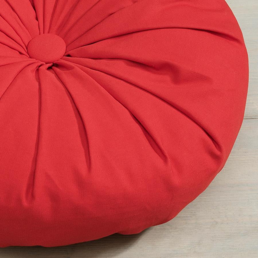 Disponible en varios colores, este cojín recondo rojo de 40 centímetros es uno de los recién llegados a Ikea, y tiene un precio de 9 euros.