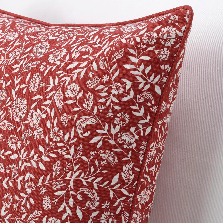 Con estampado de flores en rojo y blanco, esta funda de cojín de 50x50 centímetros tiene un precio de 4 euros.