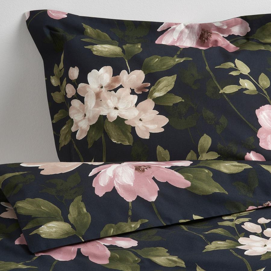 En color negro con estampado floral en verde y rosa, esta funda nórdica tiene unas medidas de 240x220 centímetros. Cuenta con dos fundas de almohada y tiene un precio de 50 euros. También está disponible en las medidas de 150x200 centímetros (30 euros).