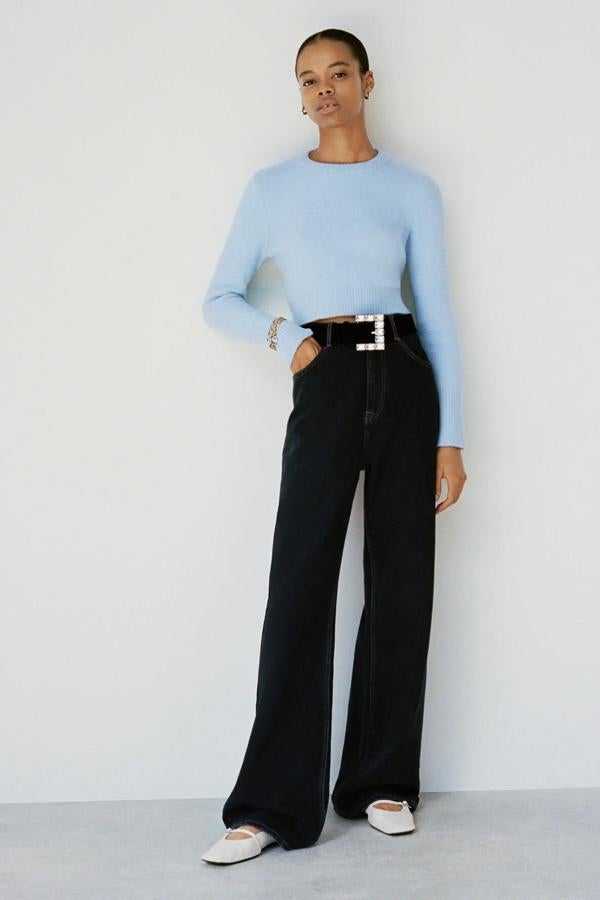 En color azul, este jersey de punto cropped con cuello redondo y manga larga es de Zara y tiene un precio de 22,95 euros. También está disponible en color blanco.