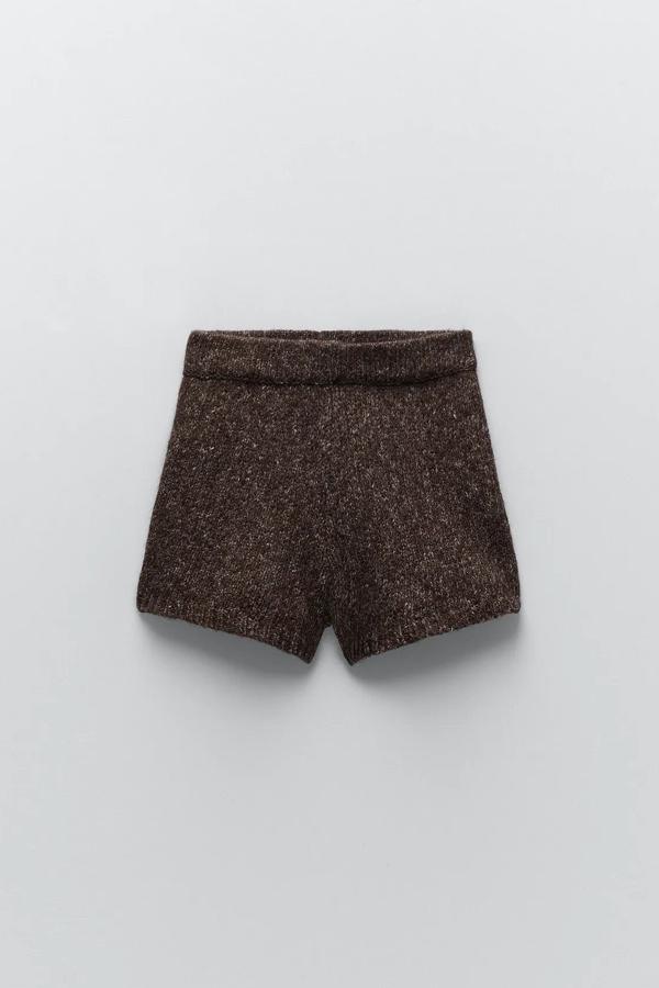 En color marrón, este pantalón de punto confeccionado con tejido en mezcla de algodón y landa cuenta con tiro alto y cintura elástica. Es de Zara y tiene un precio de 19,95 euros.