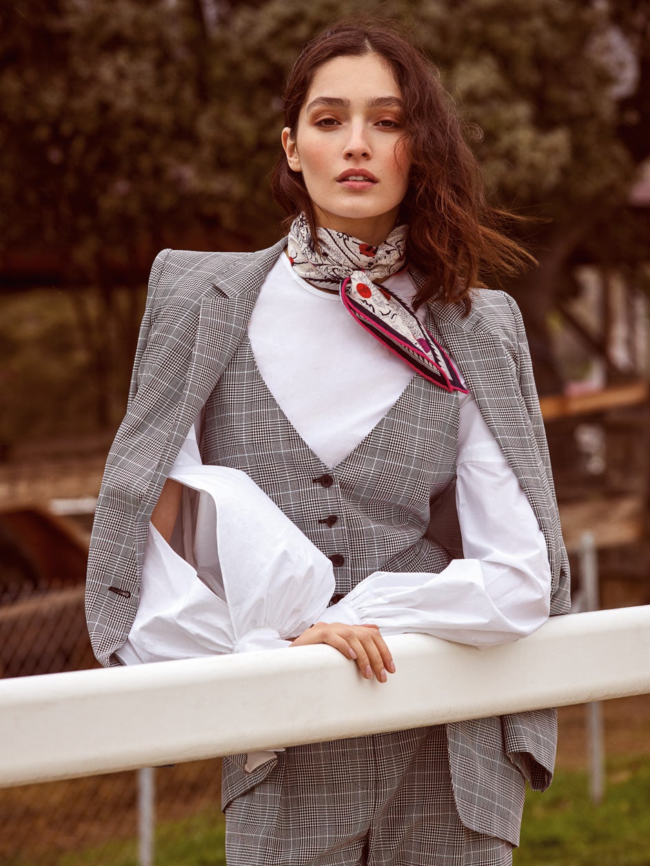 Americana, chaleco y pantalón, todo de Max Mara Weekend; blusa de Silvia Tcherassi, y pañuelo de seda estampada, de Hermès.