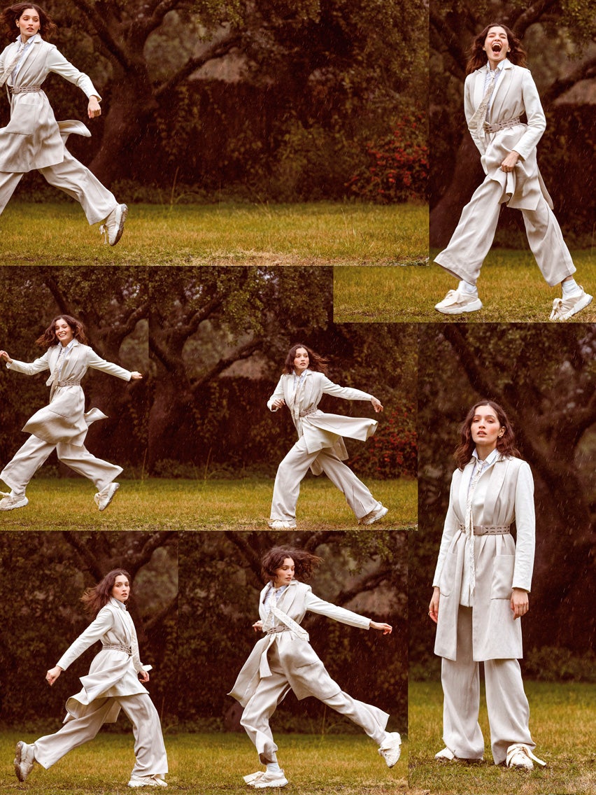 Chaqueta larga, pantalón y chaleco, todo de El Corte Inglés; camisa de Adolfo Domínguez; corbata de Oteyza, y zapatillas de MM6.