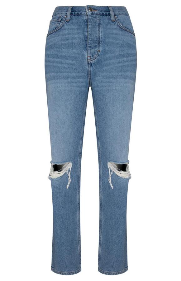 En color azul, este pantalón vaquero recto con rodillas desgastadas tiene un precio de 19 euros.