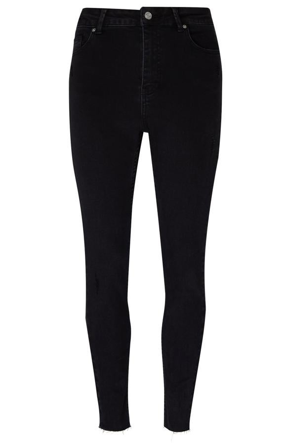 Con el bajo sin rematar, este pantalón pitillo en color negro tiene un precio de 15 euros.