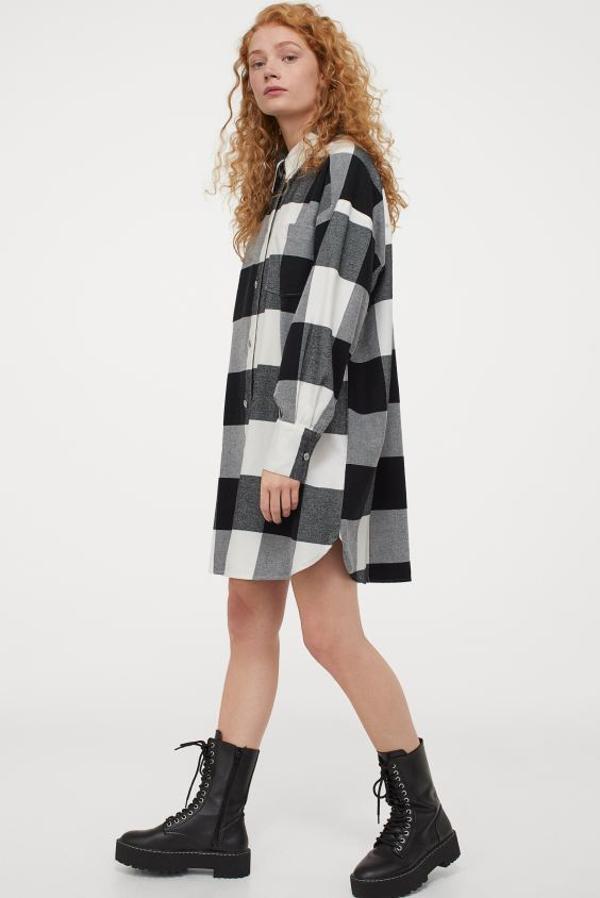 Estampado de cuadros negros y blancos para este vestido corto de algodón con cuello camisero, cierre de botones y bolsillo de tapeta en el pecho. De corte recto, con hombros caídos y bajo asimétrico redondeado, tiene un precio de 29,99 euros y está disponible entre las tallas XS y L.
