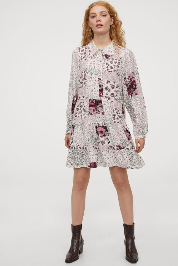 Diseño patchwork en tonos rosas y verdes para este vestido corto de viscosa con cuello redondo, mangas largas con volumen y falda con vuelo y fruncido escalonado. Tiene un precio de 29,99 euros y está disponible entre las tallas 32 y 48.