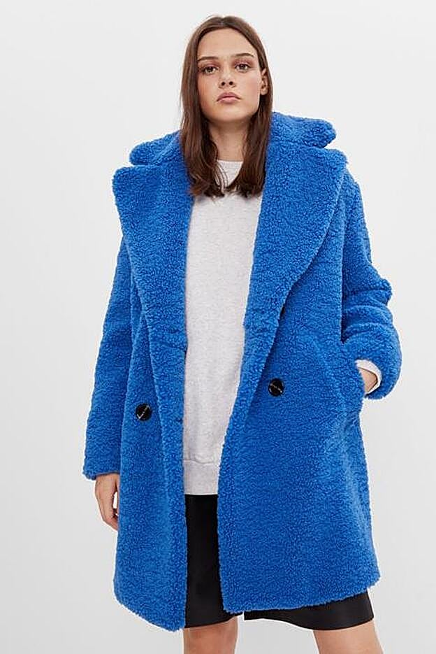 Abrigo de peluche azul, de la nueva colección de Bershka.