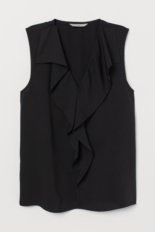 Esta blusa de satén sin mangas cuenta con escote de pico y volante ancho en la parte delantera. En color negro, también está disponible en blanco o en rosa, es de H&M y tiene un precio de 19,99 euros.