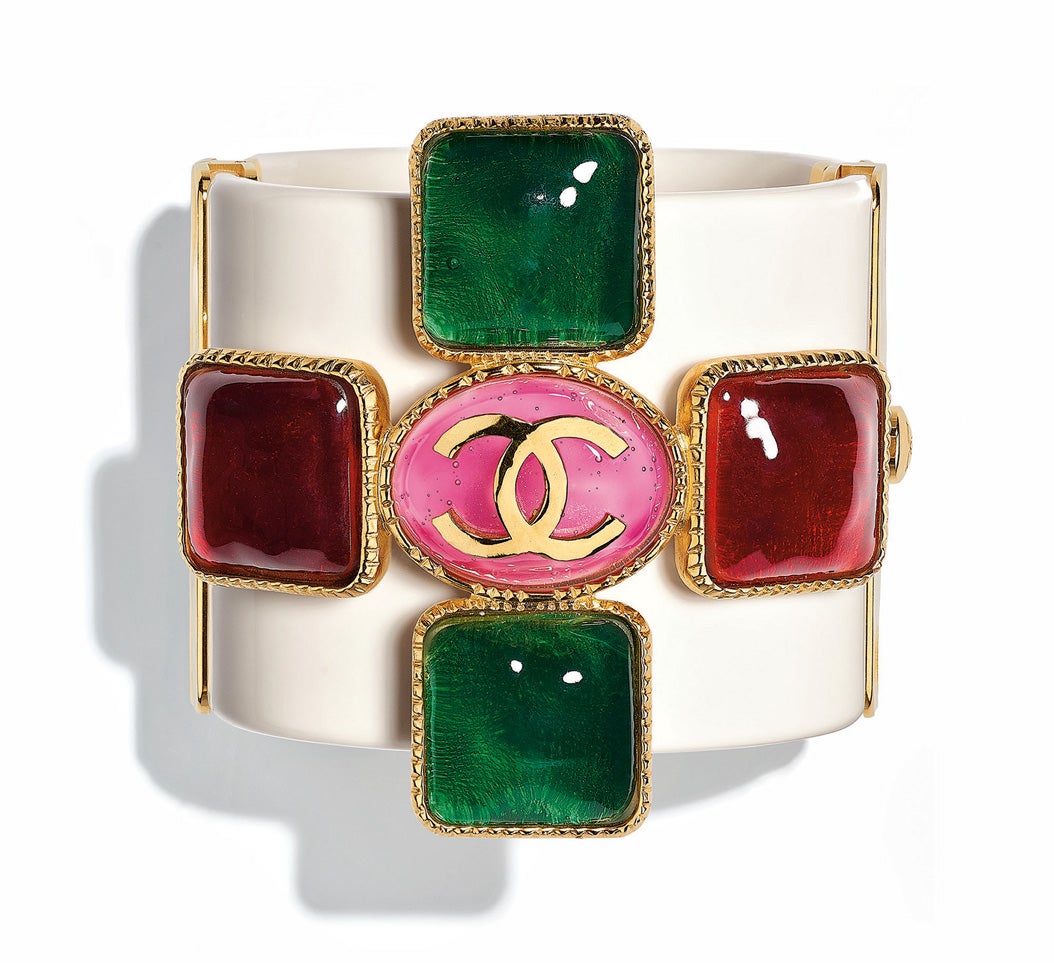 Brazalete de resina con cristales, de Chanel.