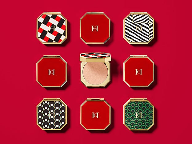 Polvos compactos completos (80 €), carcasas estampados personalizables (10 €) y base metálica de (32 €), todos de Carolina Herrera Makeup.