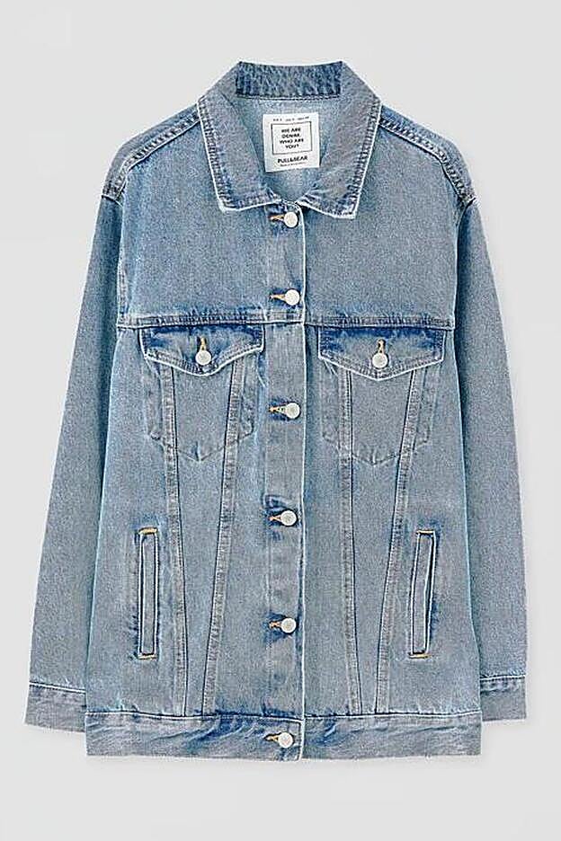 sta cazadora oversize de Pull & Bear está disponible en dos tonos de azul diferentes.