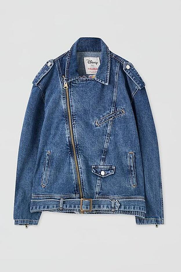 Con cremallera y cinturón del mismo tejido, en la parte de la espalda tiene parches del personaje clásico Mickey Mouse.