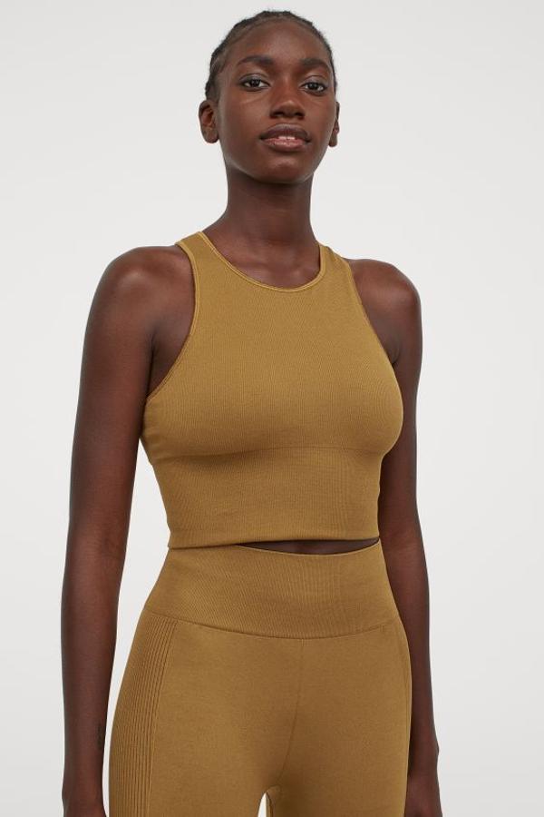 Con tirantes anchos, copas forradas con relleno extraíble y espalda olímpica con detalle cut-out, este bralette deportivo de sujeción ligera está confeccionado con poliamida parcialmente reciclada. Está disponible en cuatro colores, mostaza, rosa claro y oscuro y negro, entre las tallas XS y XL por un precio de 17,99 euros.