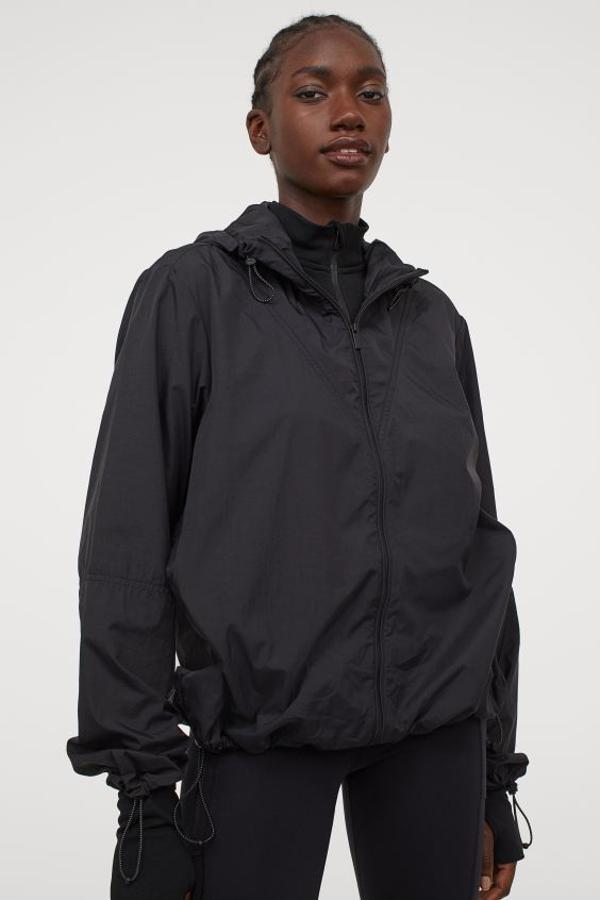 Otra propuesta ideal para nuestras escapadas a la naturaleza es este cortavientos en tejido funcional confeccionado en poliamida reciclada con capucha, cremallera delantera y cordón de ajuste elástico en capucha, puños y bajo. Tiene un precio de 19,99 euros y estará disponible entre las tallas XS y XL.
