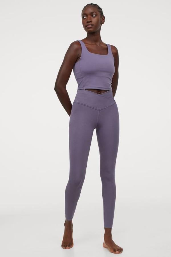 De talle alto, con cintura elástica cruzada delante, estas mallas confeccionadas en poliéster reciclado están disponibles entre las tallas XS y XL en lila, negro y gris por un precio de 19,99 euros.