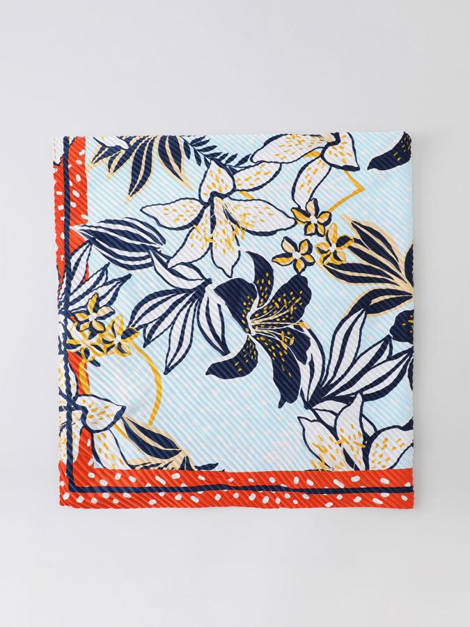 Tonos azules, amarillos y rojos para este pañuelo estampado plisado y satinado de Lefties que tiene un precio de 6,99 euros.