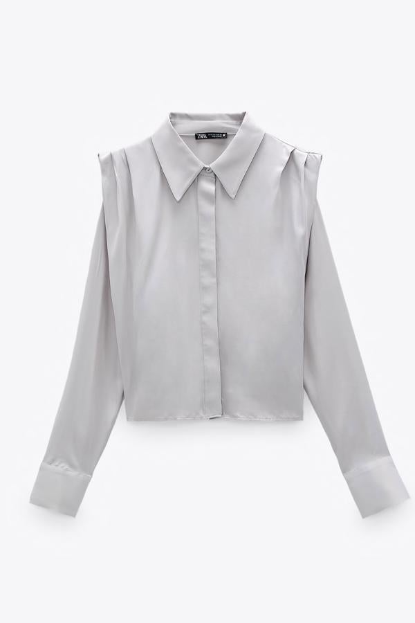 Blusa de seda con hombreras XL y hombros fruncidos, de Zara (22,95 €).