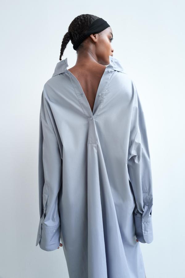 Camisa XL de manga larga con botonadura en la espalda, de Zara (25,95 €).