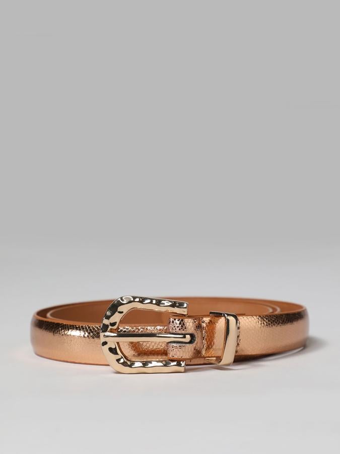 Con acabado metalizado en color oro, este cinturón estrecho con efecto piel de serpiente cuenta con hebilla metálica y tiene un precio de 3,99 euros.