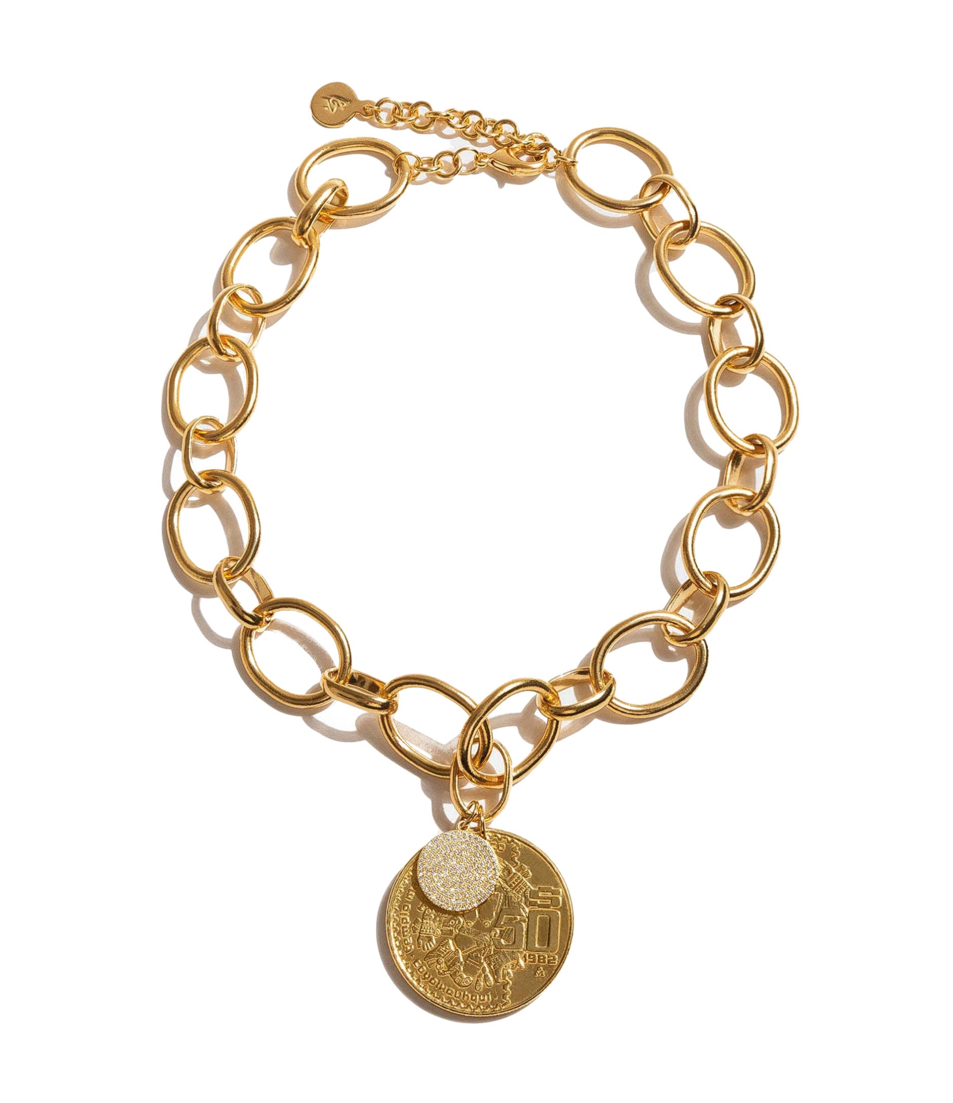 Colgante de eslabones con monedas de oro, de Daniel Espinosa.