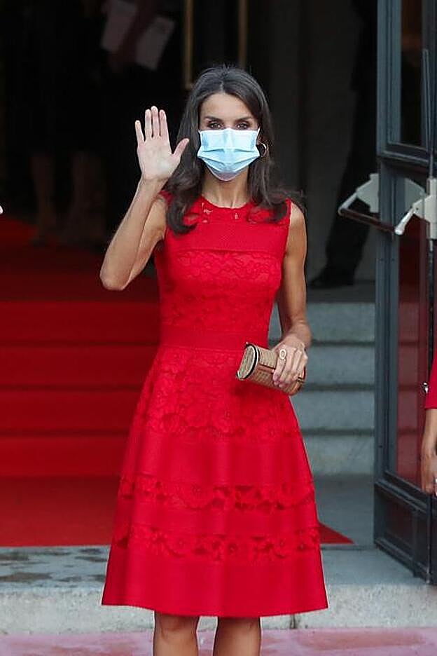 Letizia a su llegada al Teatro Real con un vestido ya visto de Carolina Herrera.