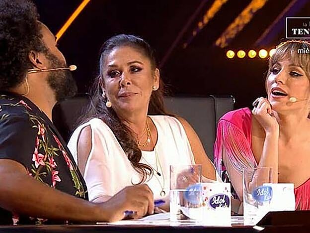 Isabel Pantoja contando la anécdota a sus compañeros.