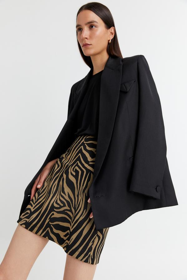 Minifalda recta de Sfera, con estampado de cebra (15,99 euros).