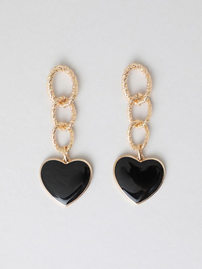 Estos pendientes largos con eslabón de cadenas en color dorado y corazón negro tienen un precio de 4,99 euros.