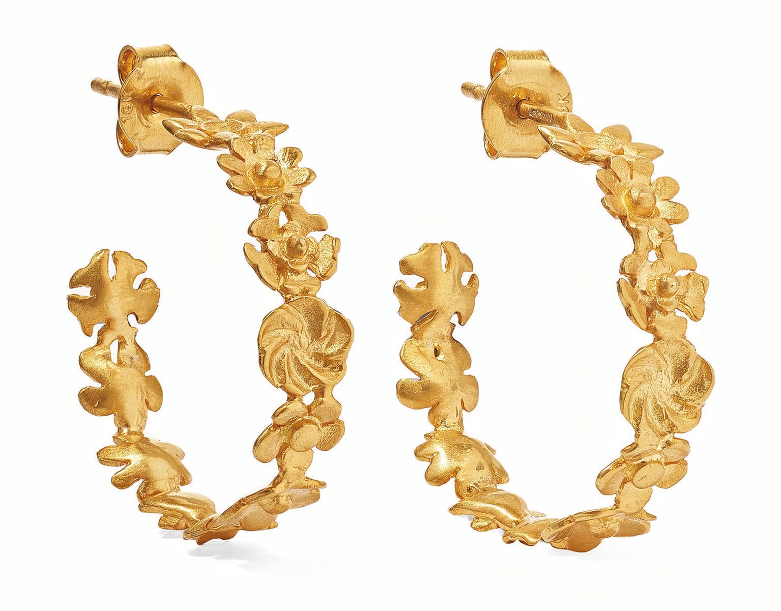 Aros bañados en oro amarillo labrados con motivos vegetales, de Pippa Small.