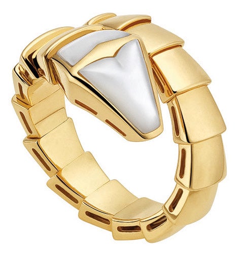 Anillo Serpenti Viper, de oro amarillo con madreperla, de Bvlgari.