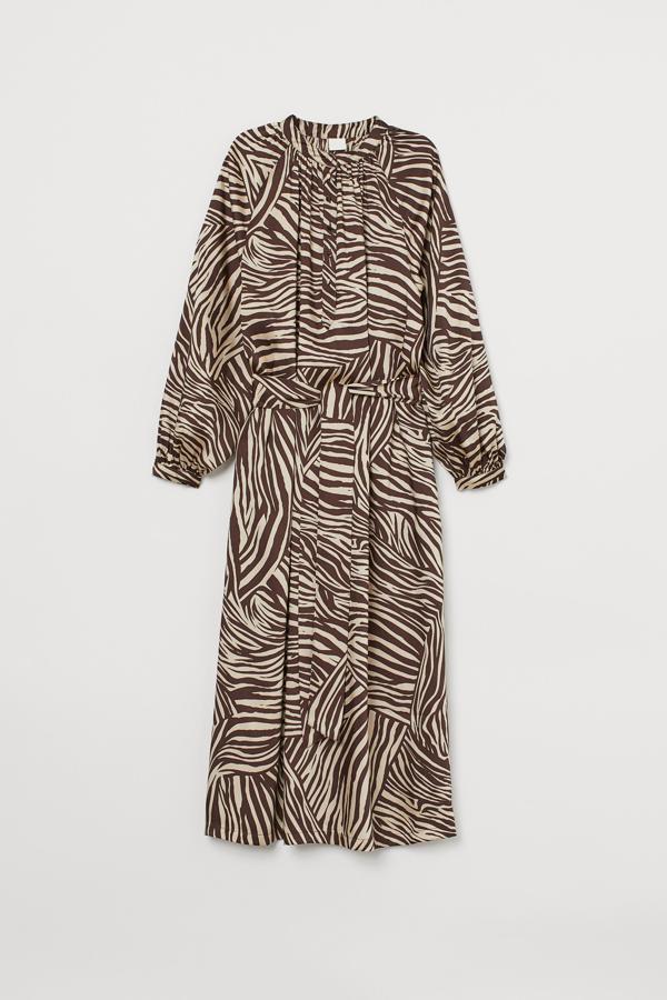 Vestido de corte kimono de la nueva colección de H&M, con estampado de cebra en tonos marrones (29,99 euros).