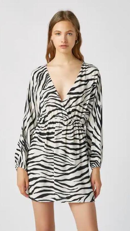 Minivestido con goma en la cintura, de Pull&Bear (25,99 euros).
