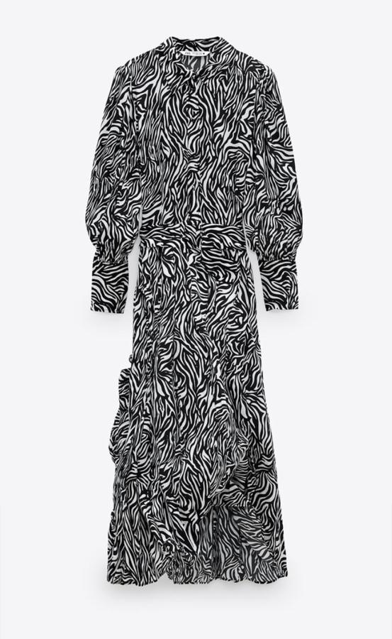 Vestido camsiero largo con estampado de cebra en blanco y negro, de los Special Prices de Zara (19,99 euros).