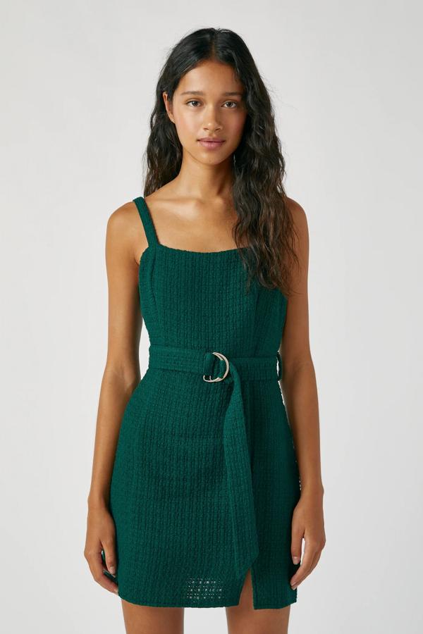 Con detalle de cinturón, este vestido corto de tirantes en color verde y con escote recto tiene un precio de 22,99 euros.