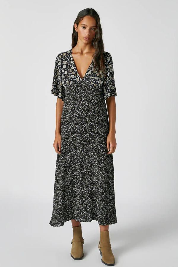 Este vestido midi de manga corta en color negro con estampado de flores cuenta con escote de pico y tiene un precio de 29,99 euros.