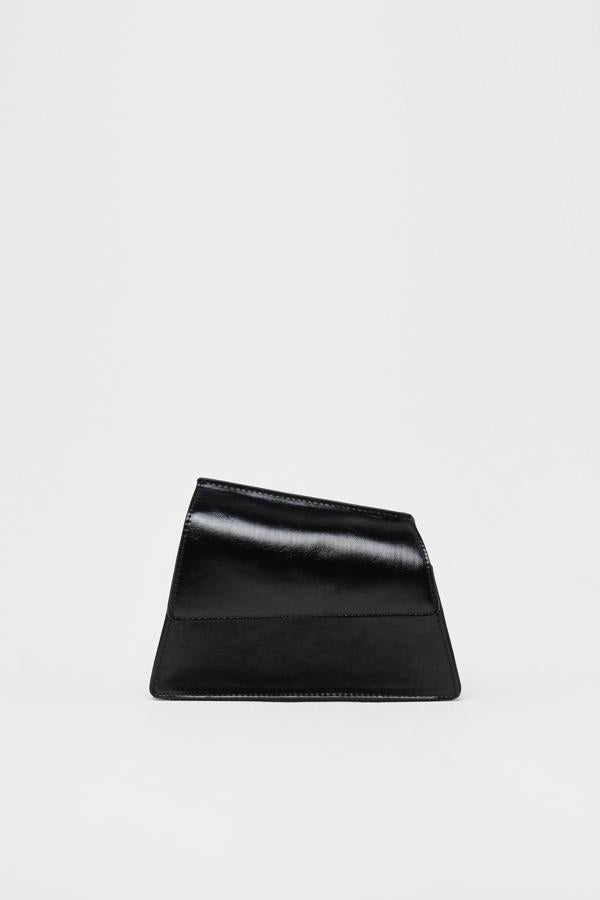 Diseño geométrico para este bolso liso de Sfera en color negro que viene con doble asa extraíble en plateado. Tiene un precio de 15,99 euros.