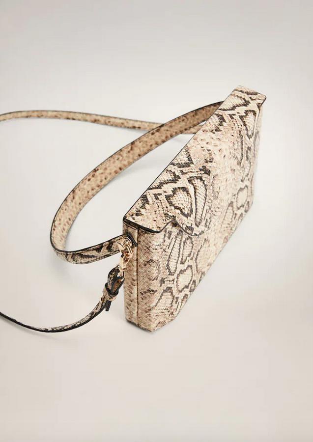 Estampado de serpiente para este bolso tipo sobre de Mango con diseño rígido y cierre de clip metálico. Viene con asa corta y asa larga ajustable y cuesta 29,99 euros.