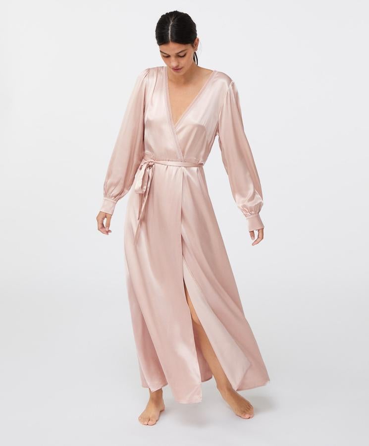 Este camisón bata en satén rosa empolvado de Oysho (49.95 euros) es ideal para lucir muy sexy en tus cenas románticas en casa este otoño.