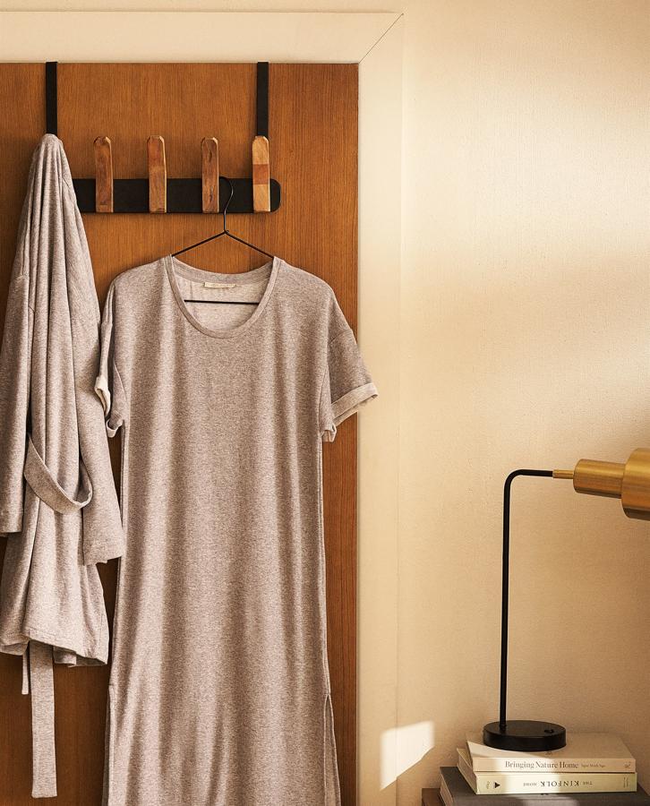 Este vestido de punto de Zara Home (22.95 euros) es ideal para tus jornadas de teletrabajo. Y cuando termines las reuniones por videoconferencia, puedes estar aún más calentita en tu oficina casera con la bata a juego (29.95 euros)
