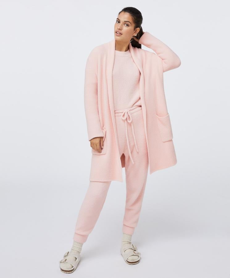 Este conjunto rosa de Oysho no puede ser más calentito y cómodo para tus días de relax en casa. La sudadera y la bata cuestan 29.99 euros, y los pantalones. 24.99 euros.