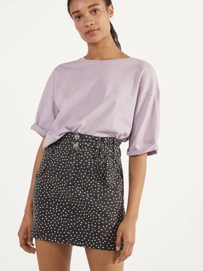 Con color negro con pequeños topos blancos, esta falda corta paperbag es de Bershka y tiene un precio de 17,99 euros.