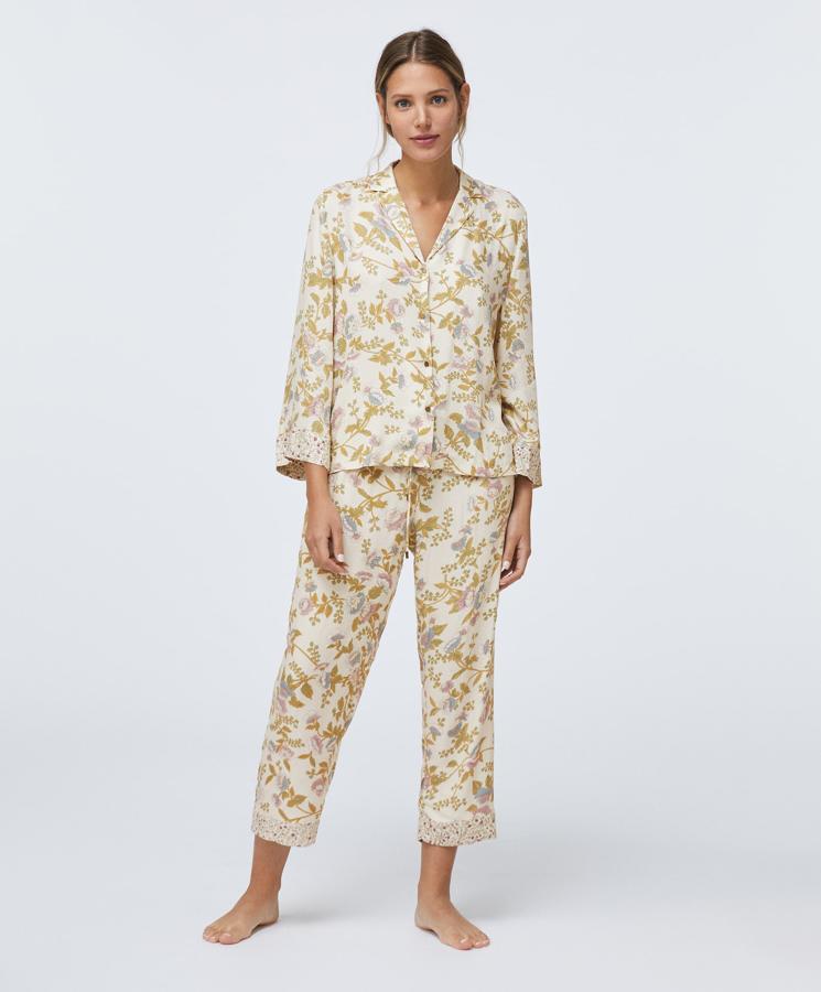 Este pijama con estampado de flores en tonos tierra es perfecto para el otoño. Es de Oysho, y cuesta 22.95 euros la camisa y 17.99 euros el pantalón.
